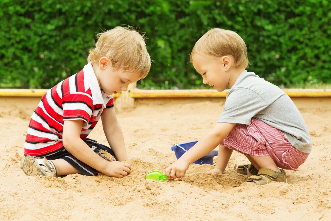 los niños se infectan con gusanos en la caja de arena