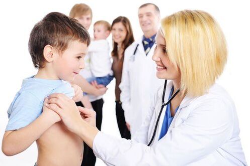 El médico examina a un niño con gusanos.